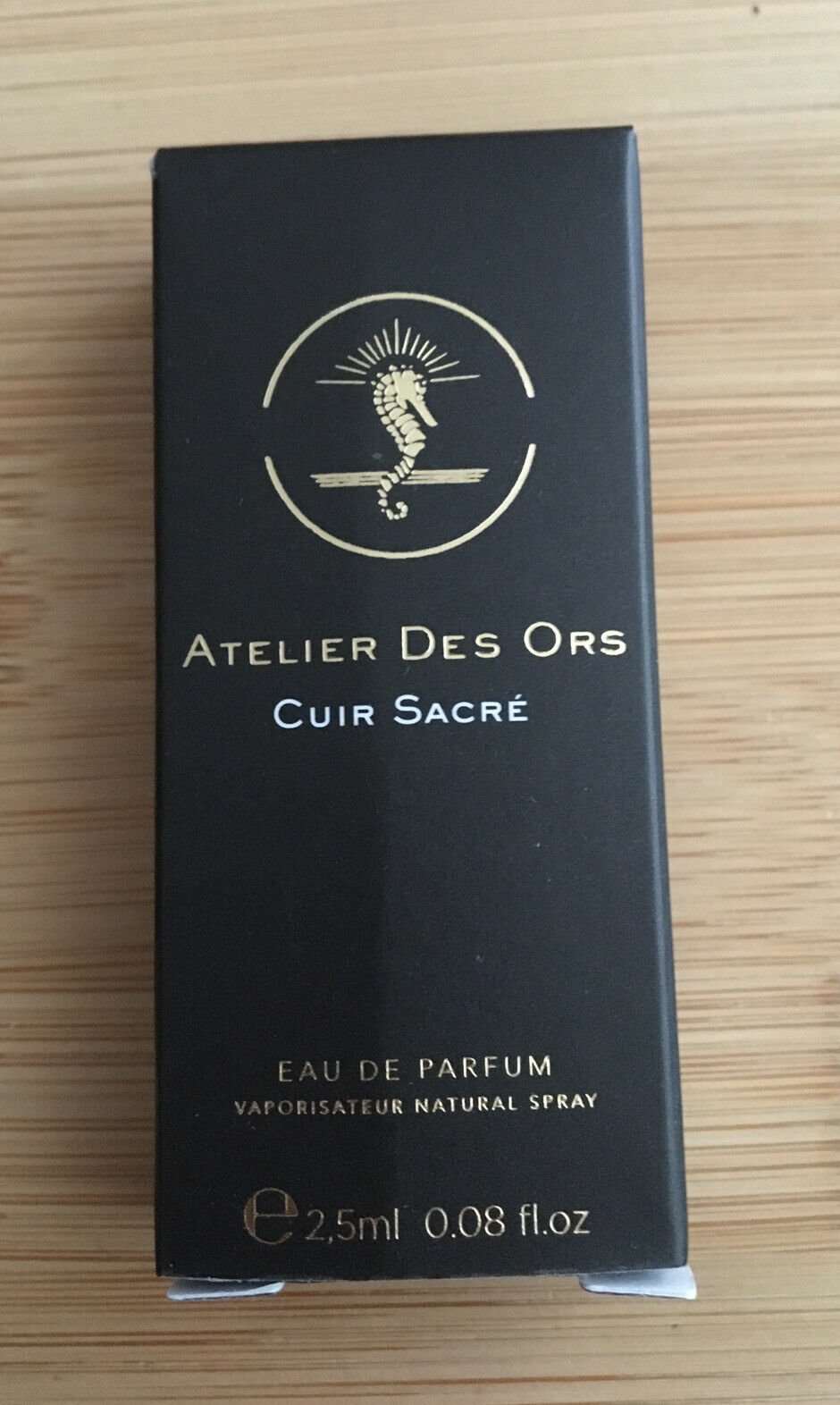 Atelier Des Ors Cuir Sacre 2.5ml 0.08 fl. oz. officiellt parfymprov,  Atelier Des Ors Cuir Sacre 2.5ml 0.08 fl. oz. officiel parfumeprøve,  Atelier Des Ors Cuir Sacre 2.5ml 0.08 fl. oz. officieel parfumstalen,  Atelier Des Ors Cuir Sacre 2.5ml 0.08 fl. oz. official perfume sample,  Atelier Des Ors Cuir Sacre 2.5ml 0.08 fl. oz. muestra de perfume oficial,  Atelier Des Ors Cuir Sacre 2.5ml 0.08 fl. oz. hivatalos parfüm minta,  Atelier Des Ors Cuir Sacre 2.5ml 0.08 fl. oz. campione di profumo ufficiale,